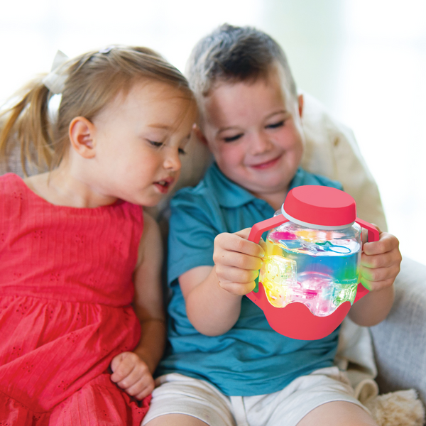 GLO PALS 💦 // Voeg water toe om de Sensory Jar tot leven te brengen en tik om van kleur te veranderen - perfect voor sensorisch spel onderweg! Optioneel: vul de pot met glitters, knutselspullen